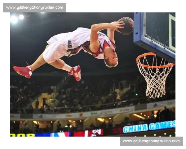 双手扣篮技巧全面解析与实战训练方法指南